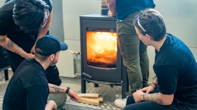 Elever passer på opptenning i ildsted