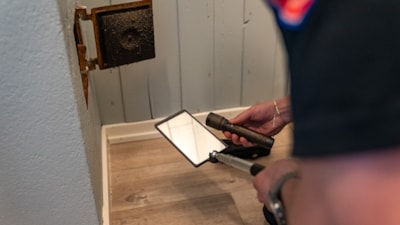 Elev gjennomfører tilsyn i pipe ved hjelp av et speilinstrument